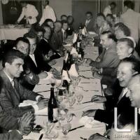 OTO - Due tavolate di invitati