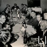 OTO - Due tavolate di invitati (2)