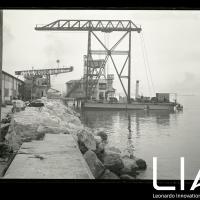 WASS - Maestranze a lavoro su una chiatta di fronte alle stazioni di lancio del Silurificio Whitehead di Fiume