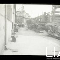 WASS - Operaio di fronte alla catapulta "Luigi Orlando" in costruzione