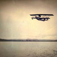 Idro - M.18 -   in volo sul lago di Varese