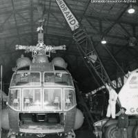 A101G - l'elicottero in fase di costruzione - vista frontale installazione trasmissione principale
