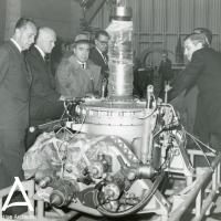A101G - Il conte Domenico Agusta, assieme ai suoi ingegnieri, ispeziona la trasmissione principale