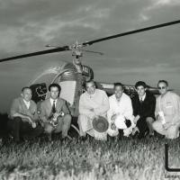 A103 - foto di gruppo con il conte Domenico Agusta, il pilota collaudatore Ottorino Lancia e alcuni tecnici del progetto