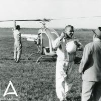 A103 - a terra - il conte Domenico Agusta parla col pilota collaudatore Ottorino Lancia