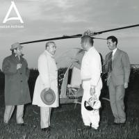 A103 - i conti Domenico e Mario Agusta parlano col pilota collaudatore Ottorino Lancia