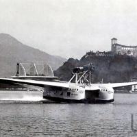 S55P. Linea area Roma Cagliari sul lago Maggiore sotto la rocca d'Angera