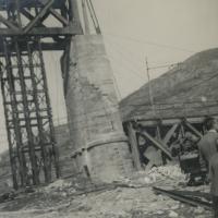 OTO - Pilastro del ponte ferroviario visto dal basso