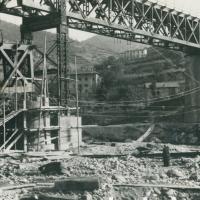 OTO - Pila e travata in riparazione con case sullo sfondo