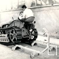 OTO - Sistemazione del carrello e dei tacchi con salita del trattore a cingoli OTO C25