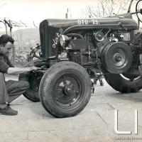 OTO - Operazione montaggio avantreno del trattore OTO C25