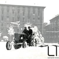 OTO - Trattore OTO C25 R4 mentre spala la neve