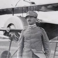 Clemente Maggiora, Capo Pilota Collaudatore della Macchi, davanti a un Ni.11