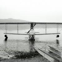 Vista frontale dell'idrovolante L.3 sul lago di Varese.