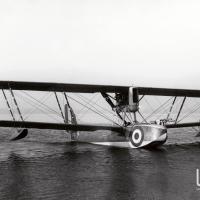 Vista laterale di uno dei due esemplari dell'idrovolante M.4 sul lago di Varese