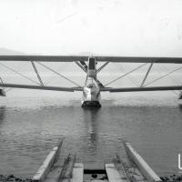 Vista frontale di uno dei due esemplari dell'idrovolante M.4 sul lago di Varese