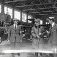 Carlo Felice Buzio (a sinistra) e Henri Amman (a destra) presso la linea di montaggio degli L.3 a Masnago.