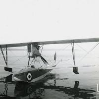 Vista frontale dell'idrovolante Macchi M.5 sul lago di Varese.