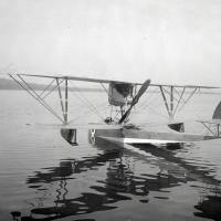 Vista posteriore dell'idrovolante Macchi M.5 sul lago di Varese.