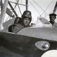 Il pilota collaudatore della Macchi Arturo Zanetti, ai comandi di un M.5 dopo un volo di prova.