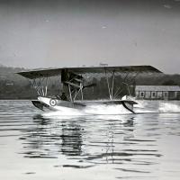 Un prototipo del Macchi M.5 in decollo sul lago di Varese.