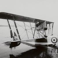 Vista laterale del prototipo dell'idrovolante M.6, ripreso sul lago di Varese.