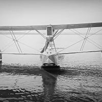 Vista frontale del prototipo dell'idrovolante M.6, ripreso sul lago di Varese.