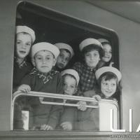 Bimbi affacciati al finestrino del treno