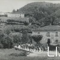 I bambini si incamminano alla colonia Toniolo