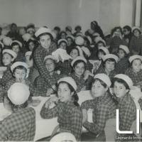 Bambine nel refettorio della colonia