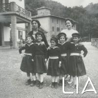 Bambine con responsabili delle colonie