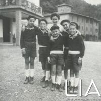 Bambini con responsabile della colonia