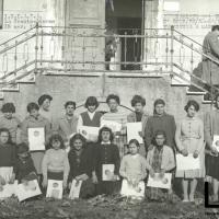 Ragazze del corso I.N.I.A.S.A. di tessitura a mano